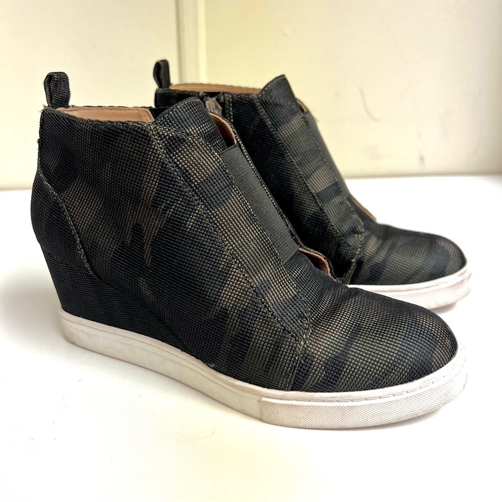 LINEA PAOLO Felicia III Women's Wedge Sneakers in Camo size 5.5